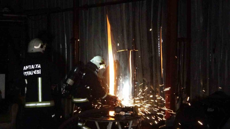 Araç Boyama Atölyesindeki Araçlarla Birlikte Alev Alev Yandı, 24 Yaşındaki Genç Feci Şekilde Can Verdi