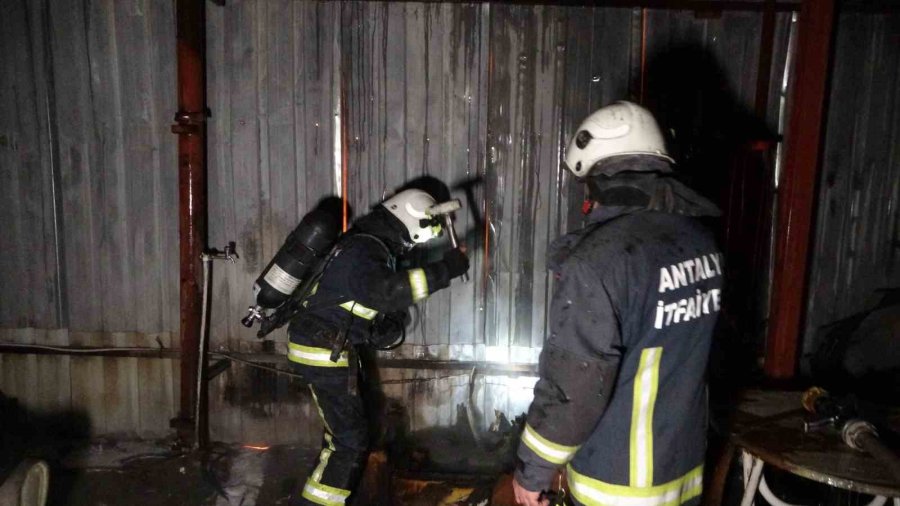 Araç Boyama Atölyesindeki Araçlarla Birlikte Alev Alev Yandı, 24 Yaşındaki Genç Feci Şekilde Can Verdi