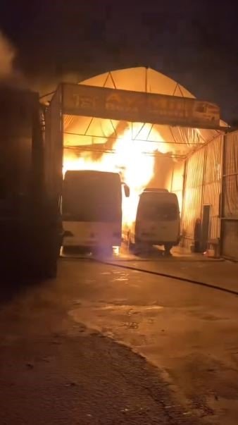 Araç Boyama Atölyesindeki Araçlarla Birlikte Alev Alev Yandı, 24 Yaşındaki Genç Feci Şekilde Can Verdi