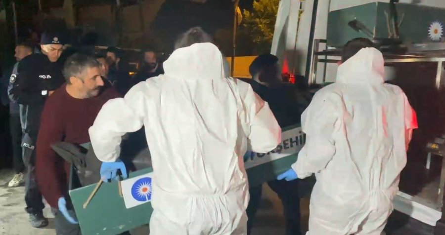 Araç Boyama Atölyesindeki Araçlarla Birlikte Alev Alev Yandı, 24 Yaşındaki Genç Feci Şekilde Can Verdi