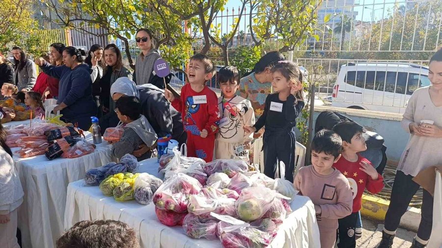 Minikler, Pazarcılara Taş Çıkarttı: “gel Vatandaş Gel, Param Olsa Da Ben Alsam”