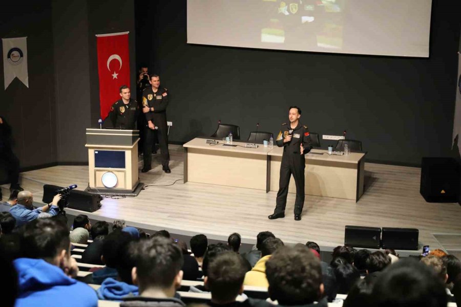 Solotürk Ekibi Necmettin Erbakan Üniversitesinde Öğrencilerle Buluştu