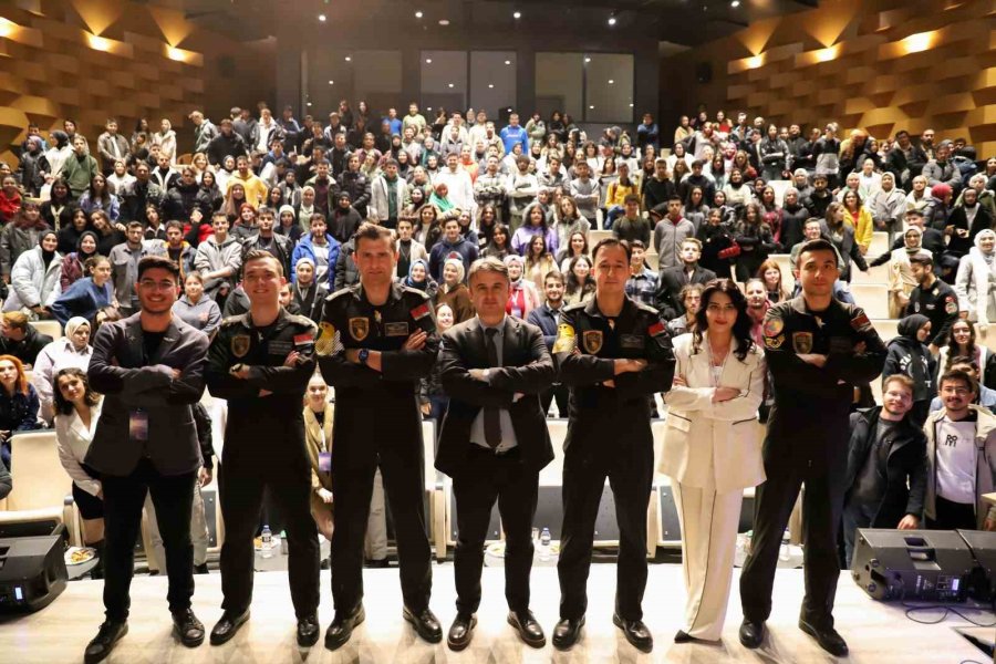 Solotürk Ekibi Necmettin Erbakan Üniversitesinde Öğrencilerle Buluştu