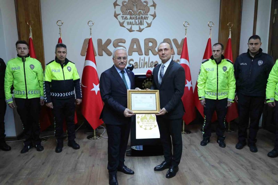 Alkollü Sürücünün Valiye Şikayet Etmekle Tehdit Ettiği Polislere Vali’den Başarı Belgesi
