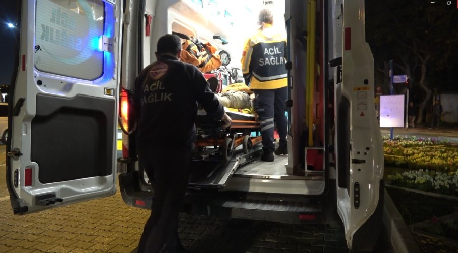 Otomobile Çarpıp Refüjde Durabilen Motosiklet Sürücüsü Yaralandı