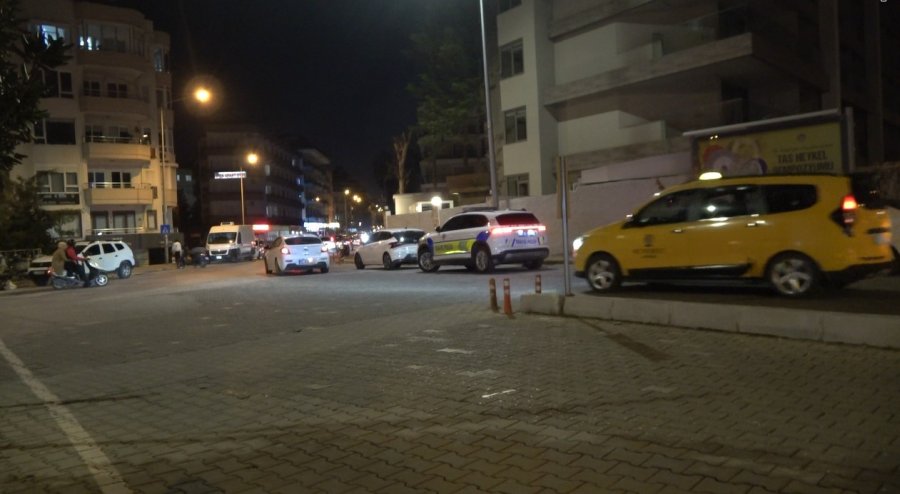 Otomobile Çarpıp Refüjde Durabilen Motosiklet Sürücüsü Yaralandı