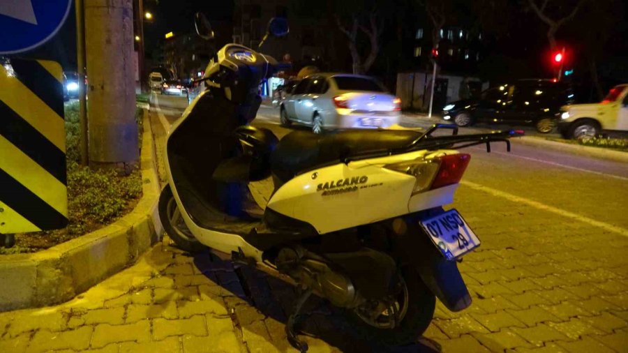 Otomobile Çarpıp Refüjde Durabilen Motosiklet Sürücüsü Yaralandı