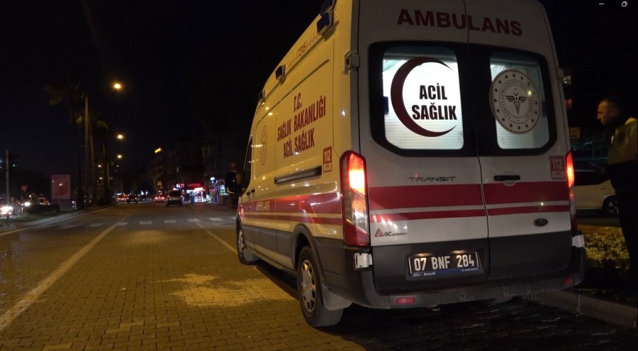 Otomobile Çarpıp Refüjde Durabilen Motosiklet Sürücüsü Yaralandı