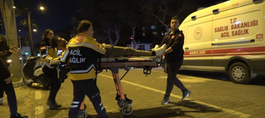 Otomobile Çarpıp Refüjde Durabilen Motosiklet Sürücüsü Yaralandı