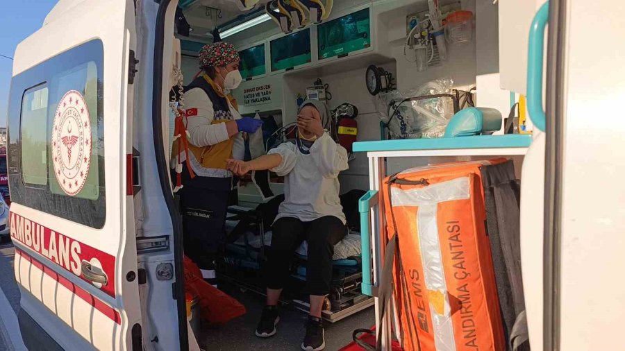 Beton Mikseri Otomobile Arkadan Çarptı: 2 Yaralı