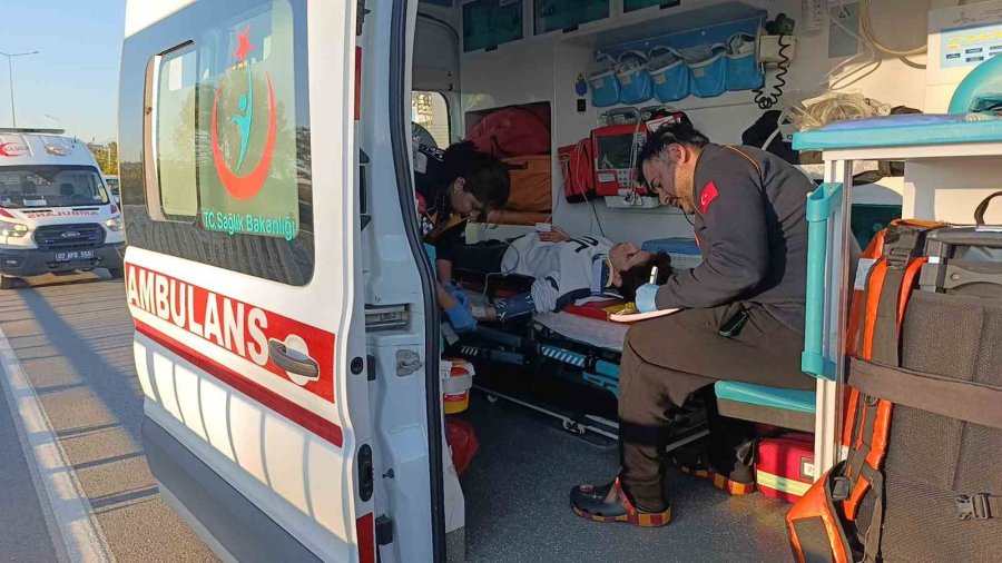 Beton Mikseri Otomobile Arkadan Çarptı: 2 Yaralı