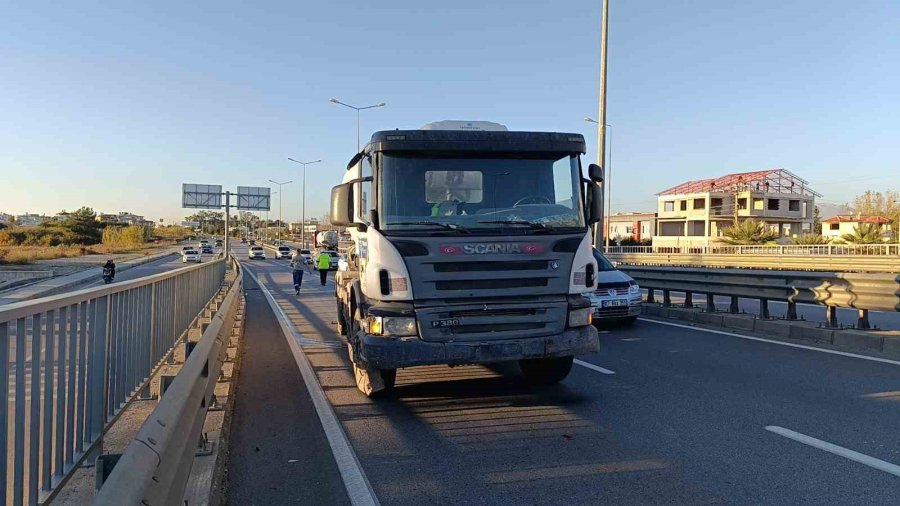 Beton Mikseri Otomobile Arkadan Çarptı: 2 Yaralı