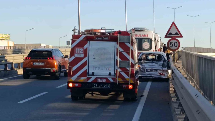 Beton Mikseri Otomobile Arkadan Çarptı: 2 Yaralı