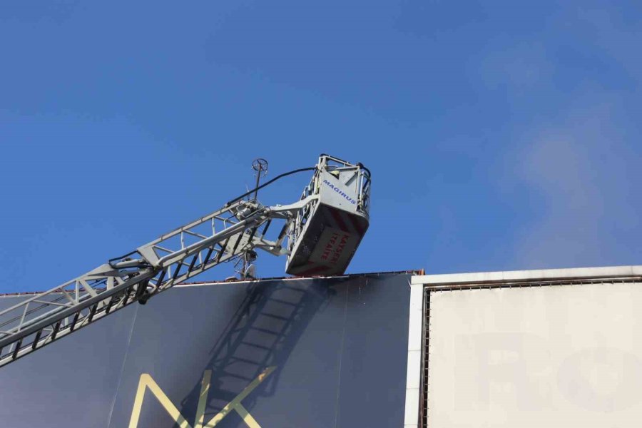 Giyim Mağazasında Çıkan Yangın Paniğe Neden Oldu