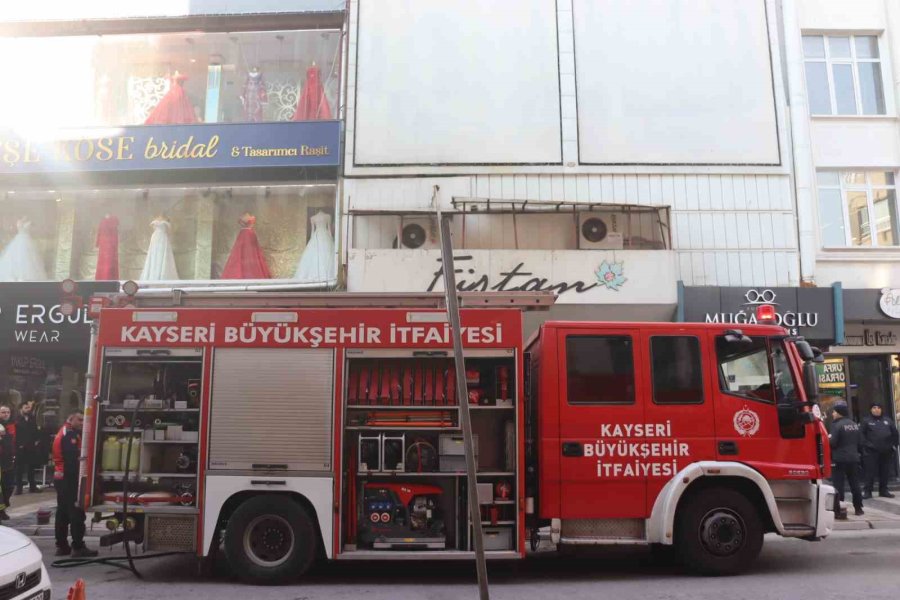 Giyim Mağazasında Çıkan Yangın Paniğe Neden Oldu