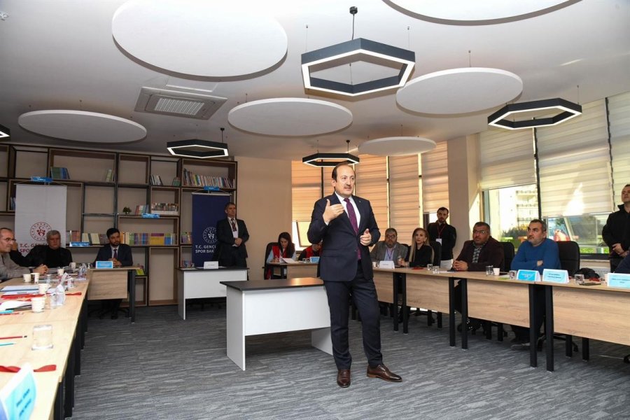 Vali Pehlivan: "çalıştaydaki Temel Gaye Gençlerimizin Gelişim Süreçlerine Katkı Sağlamaktır"