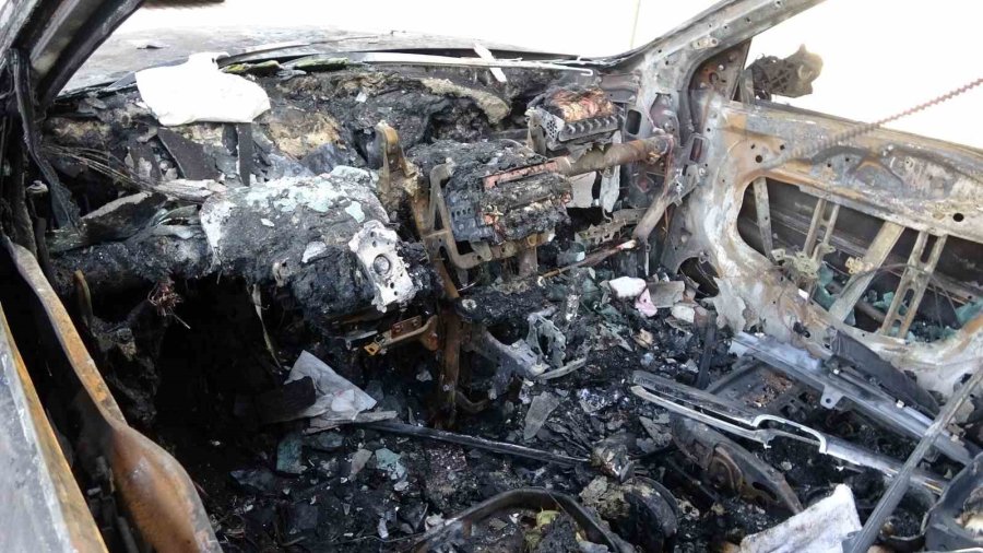 Genç Kadına ’kundaklama’ Şoku: Ailesinin Aracı Alev Alev Yandı