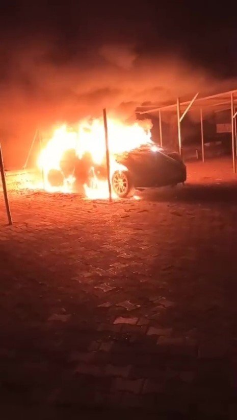 Genç Kadına ’kundaklama’ Şoku: Ailesinin Aracı Alev Alev Yandı