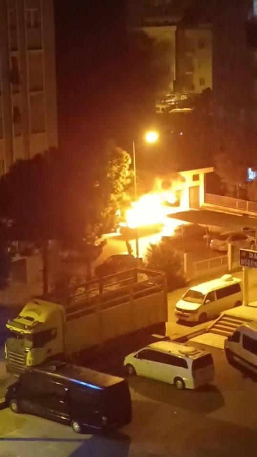Genç Kadına ’kundaklama’ Şoku: Ailesinin Aracı Alev Alev Yandı