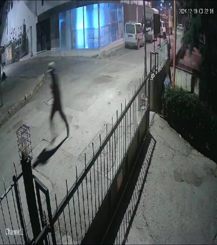 Genç Kadına ’kundaklama’ Şoku: Ailesinin Aracı Alev Alev Yandı