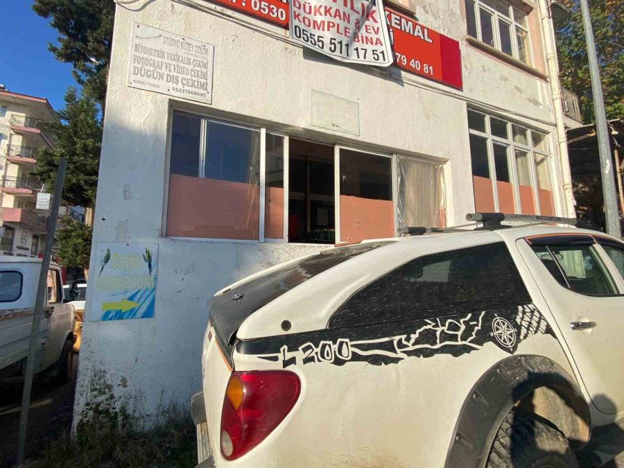 Antalya’da Kıraathaneye Gece Saatlerinde Silahlı Saldırı