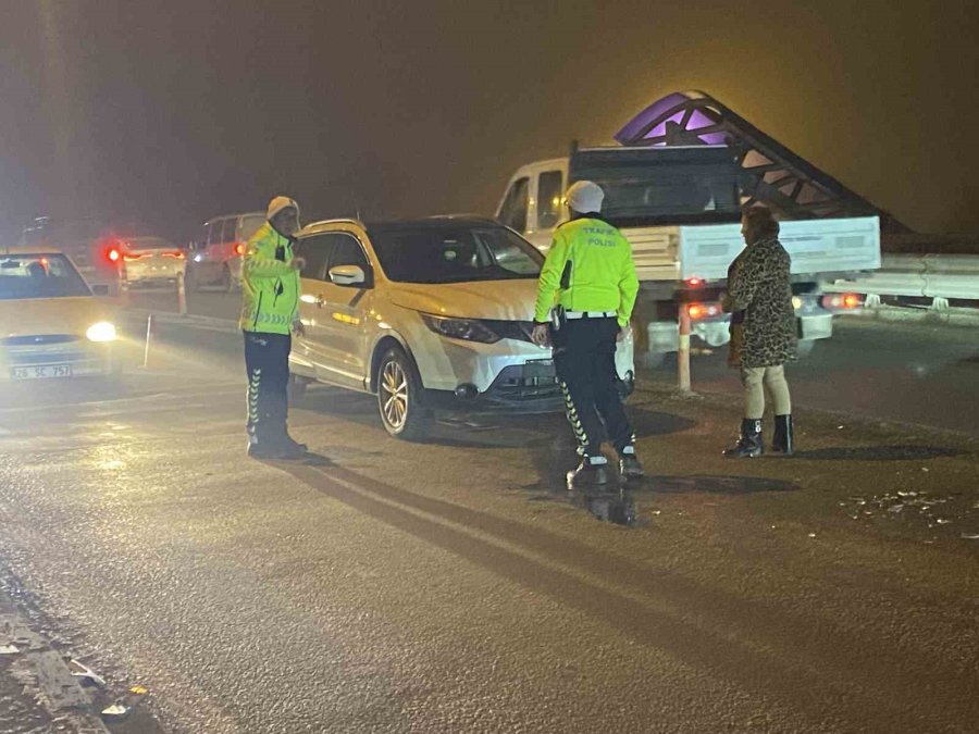 Köprü Üzerinde 3 Aracın Karıştığı Zincirleme Kaza Trafiği Kilitledi