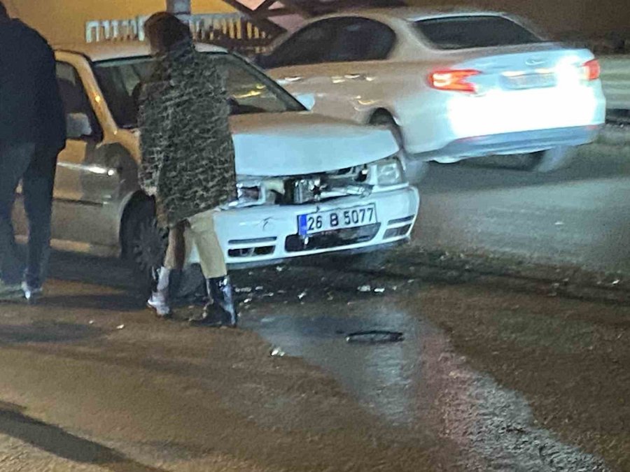 Köprü Üzerinde 3 Aracın Karıştığı Zincirleme Kaza Trafiği Kilitledi