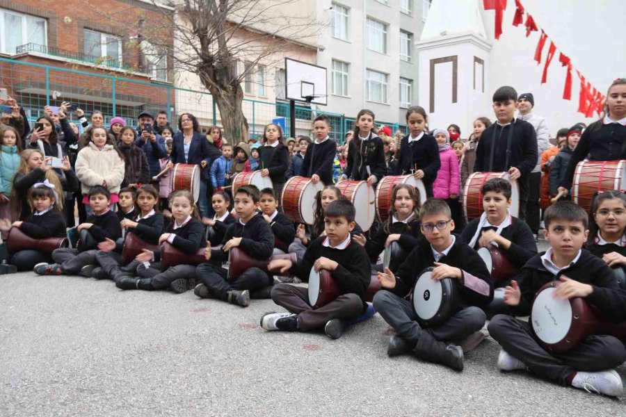 Norm Ender, 100. Yıl Marşı Parla’yı Eskişehir’de Minik Öğrencilerle Seslendirdi
