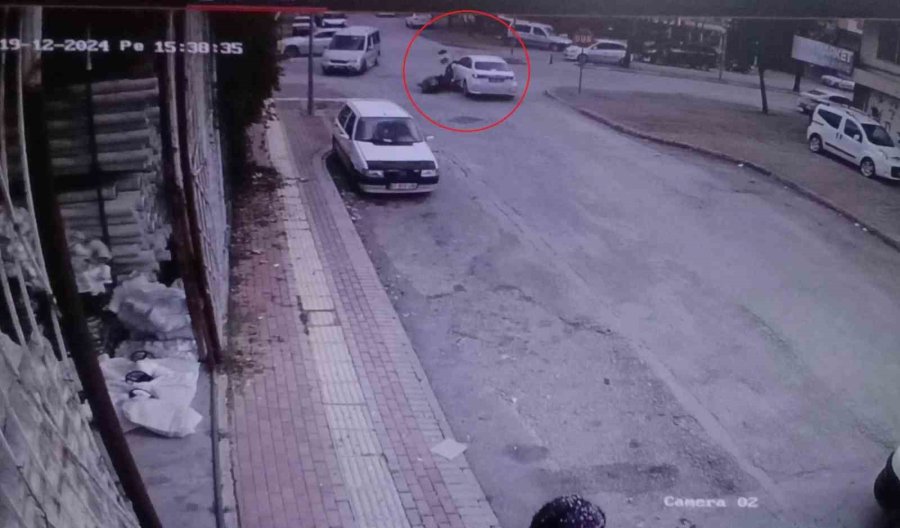 İki Araçla Birden Çarpışan Motosiklet Sürücüsü Ölümden Döndü