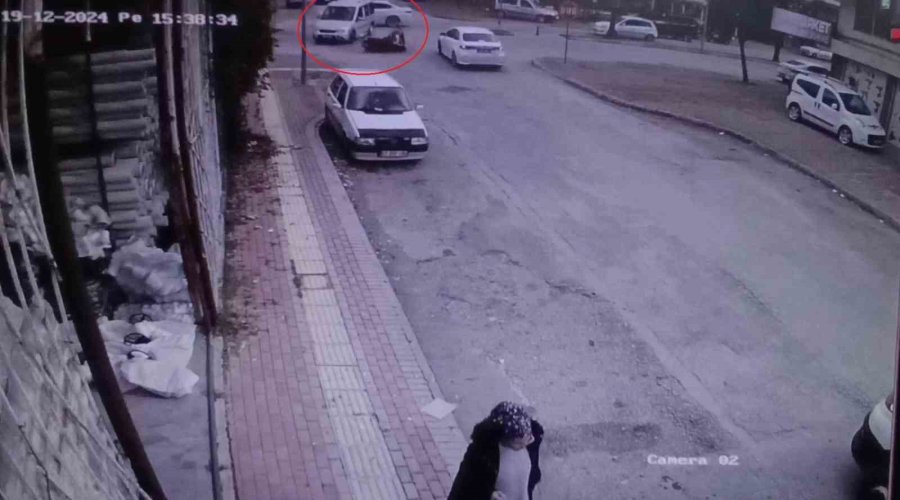 İki Araçla Birden Çarpışan Motosiklet Sürücüsü Ölümden Döndü