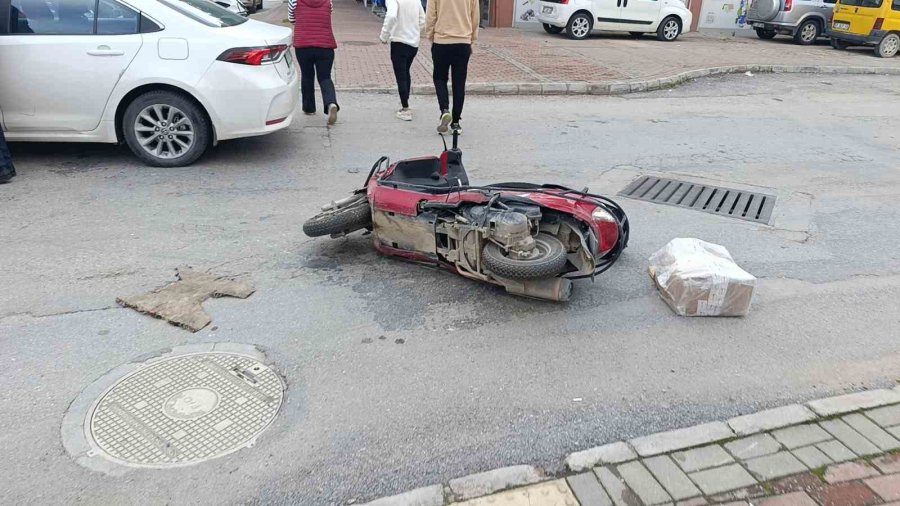 İki Araçla Birden Çarpışan Motosiklet Sürücüsü Ölümden Döndü