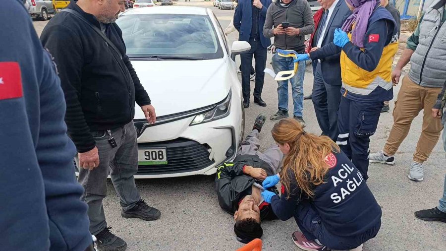 İki Araçla Birden Çarpışan Motosiklet Sürücüsü Ölümden Döndü