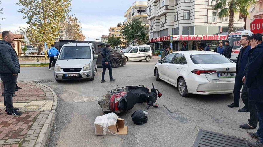 İki Araçla Birden Çarpışan Motosiklet Sürücüsü Ölümden Döndü