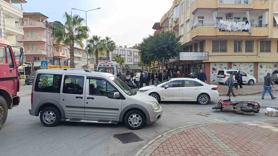 İki Araçla Birden Çarpışan Motosiklet Sürücüsü Ölümden Döndü