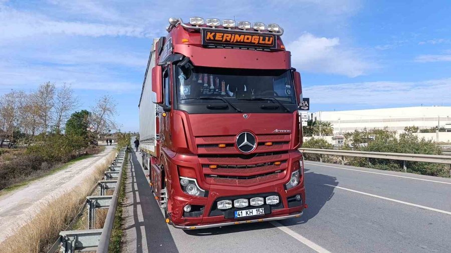 Tırın Önünde Sürüklenen Araçtan Burunları Bile Kanamadan Çıktılar