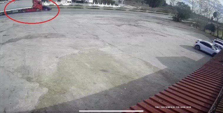 Tırın Önünde Sürüklenen Araçtan Burunları Bile Kanamadan Çıktılar