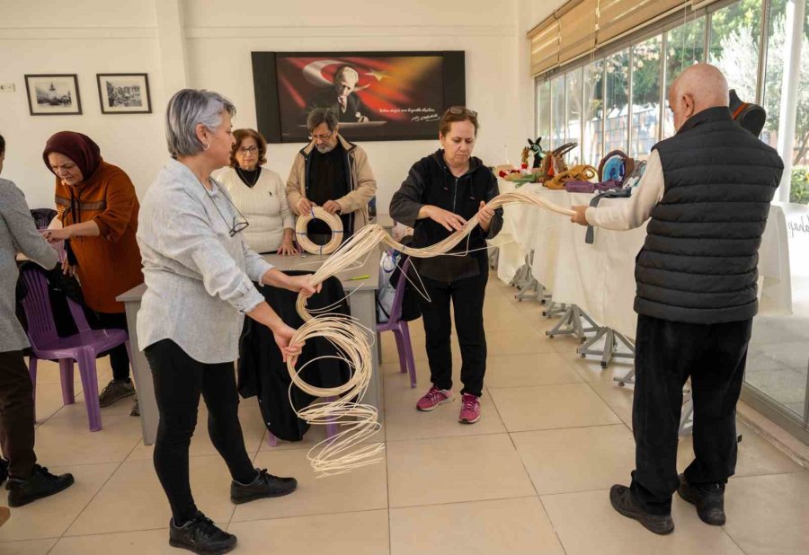 Kadınlar El İşi Kurslarında Yeteneklerini Keşfediyor