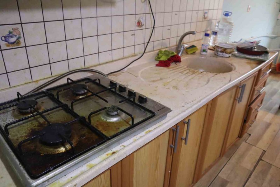 Eşi Evi Terk Edince Düzeni Bozulan Baba, Evlatlarını Aynı Çatı Altında Kavuşturmak İstiyor