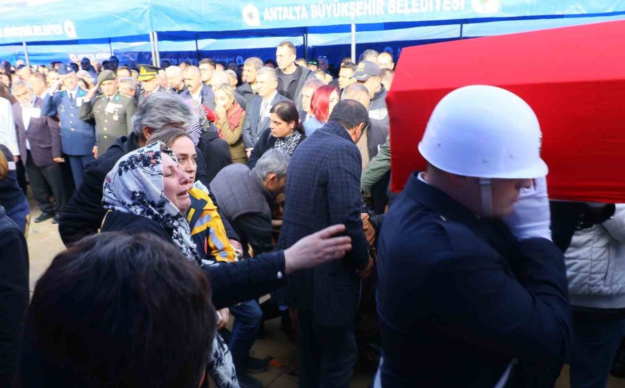 Helikopter Kazasında Hayatını Kaybeden 3 Kişi İçin Tören Düzenlendi