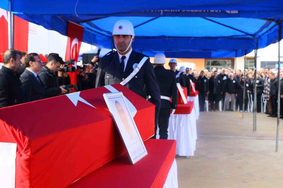 Helikopter Kazasında Hayatını Kaybeden 3 Kişi İçin Tören Düzenlendi