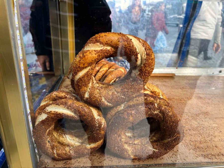 Hayırsever Vatandaş 500 Simidi Bedava Dağıttırdı