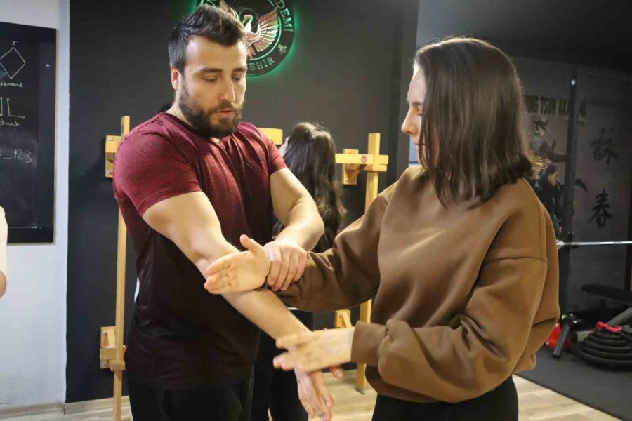 Liseli Kız Öğrenciler Tehlikelere Karşı Savunma Sanatı Öğreniyor