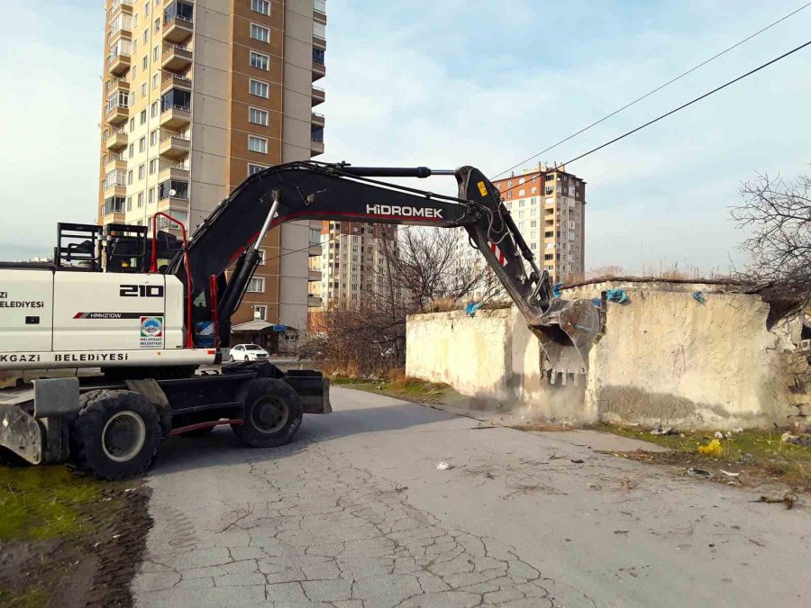 Melikgazi’de Metruk Yapılar Yıkıldı