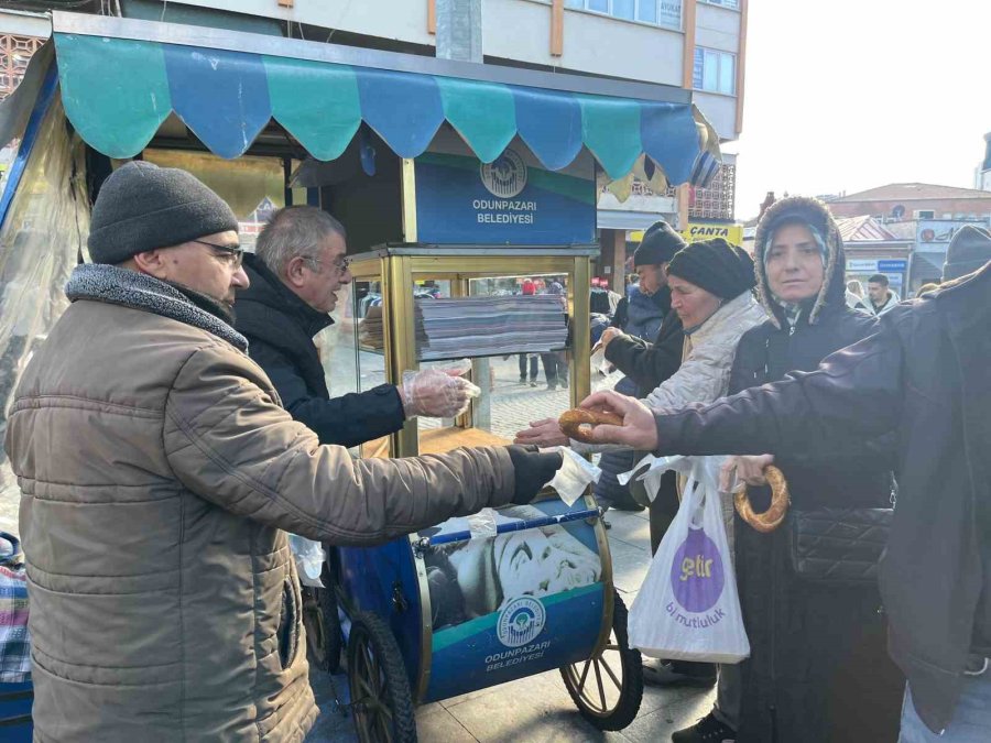 Hayırsever Vatandaş 500 Simidi Bedava Dağıttırdı