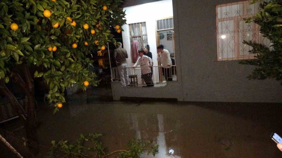 Manavgat’ta Yoğun Yağış Etkili Oldu, Yollar Göle Döndü