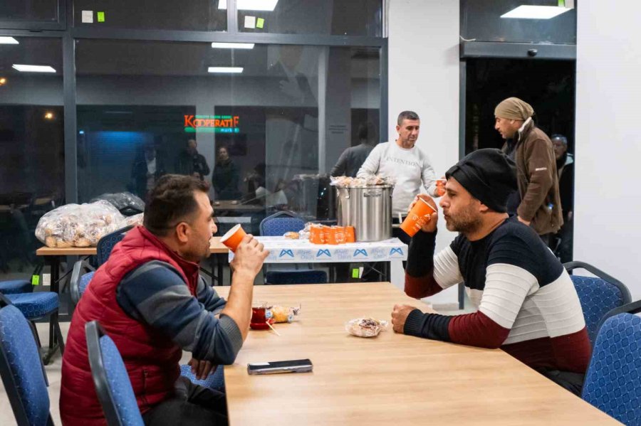 Mersin’de Emek Evi’nden Çalışanlara Sıcak Çorba İkramı