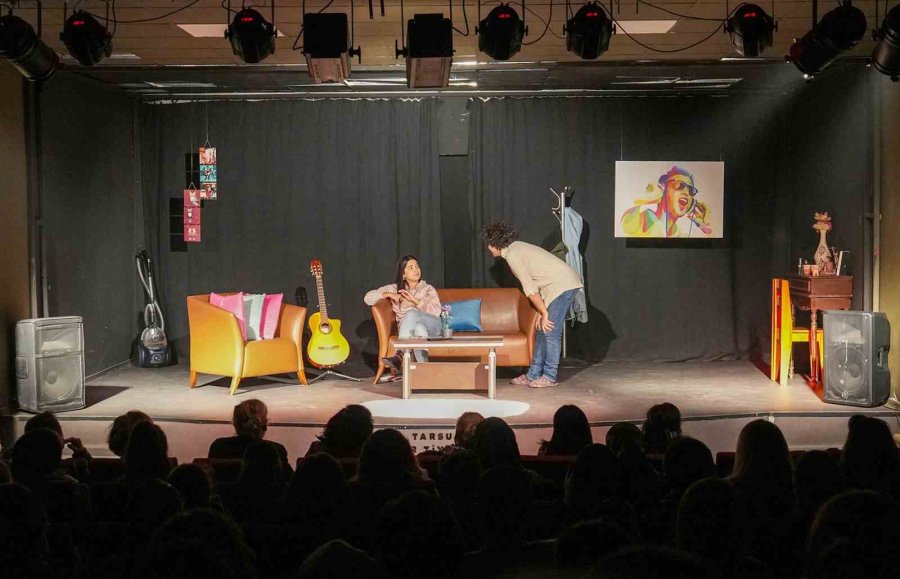 Tarsus Belediyesi, ’2 Evli 1 Ev’ Adlı Tiyatro Oyununu Sahneledi