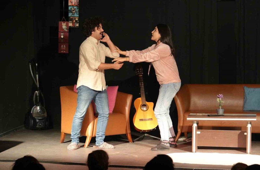 Tarsus Belediyesi, ’2 Evli 1 Ev’ Adlı Tiyatro Oyununu Sahneledi