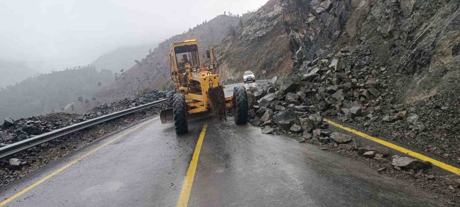 Kapuzbaşı Yolu’ndaki Heyelana Büyükşehir’den Hızlı Müdahale