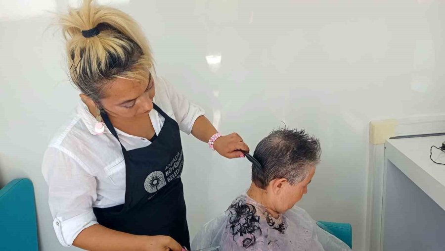 Antalya’da Bir Yılda 7 Bin 958 Vatandaş Mobil Kuaförden Hizmet Aldı